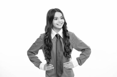 Beyaz arka planda izole edilmiş gömlek ve kravatlı beyaz kız çocuğunun duygusal portresi