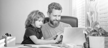 Evde dizüstü bilgisayarı olan baba-oğul pankartı, neşeli baba-oğul evde bilgisayar kullanıyor. Aile blogu. Çocuk özel öğretmeniyle ödev yapıyor.