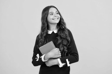 Okula dönelim. Kitaplı liseli bir kızın portresi. Çocuk okulu ve eğitim konsepti. Öğrenci kız.