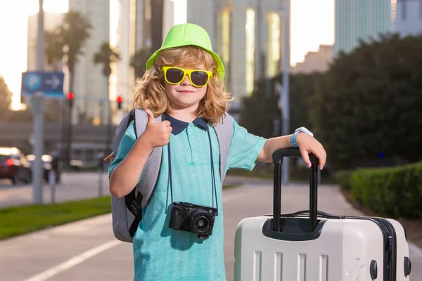 Dziecko Walizką Podróżną Dzieciak Bagaż Wakacje Wycieczka Dziecka Mały Turysta — Zdjęcie stockowe