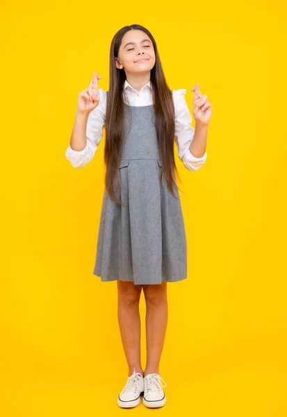 Genç Kız Parmaklarını Çapraz Yapıp Iyi Şanslar Diliyor Stüdyonun Arka — Stok fotoğraf