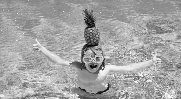 孩子们在游泳池里玩夏天的水 和孩子们一起度假和旅行夏天 可爱的小男孩在水潭里游泳 孩子们海滩快乐 — 图库照片