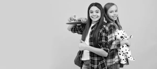 School Girls Friends Happy Teen Girls Casual Checkered Shirt Carry — Stockfoto