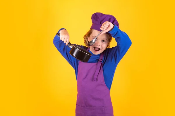 Aşçı Çocuk Tencereyle Yemek Pişiriyor Yemek Pişiren Çocuklar Aşçı Çocuk — Stok fotoğraf