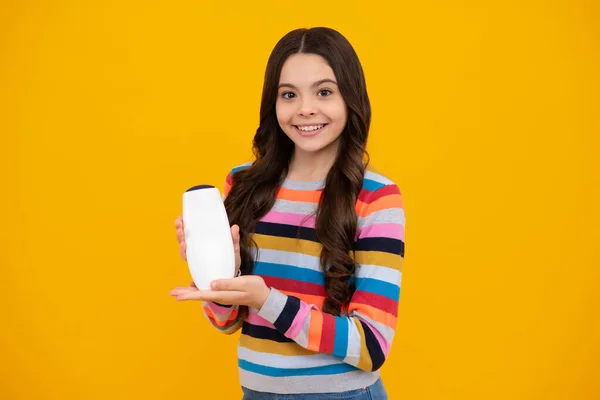 Teenager Mädchen Zeigt Flaschenshampoo Conditioner Oder Duschgel Haarkosmetikprodukt Flaschen Für — Stockfoto