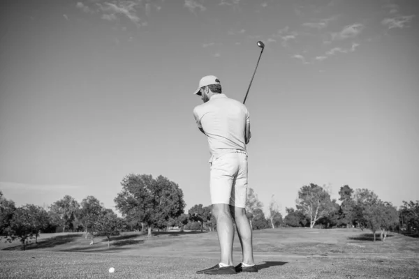 Férfi Golfozó Profi Golfpályán Portré Golfozó Sapkában Golfütővel Emberek Életstílusa — Stock Fotó