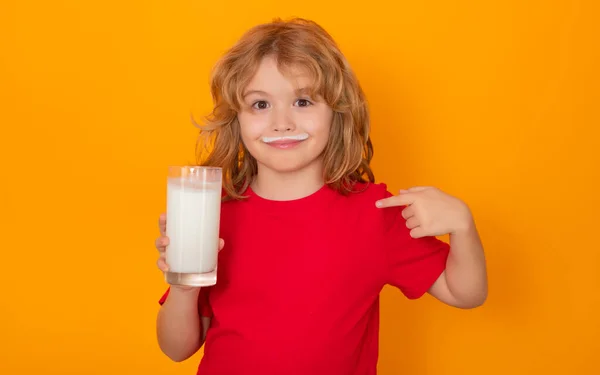 Çocuk Taze Süt Içiyor Sarıya Izole Edilmiş Süt Içen Komik — Stok fotoğraf