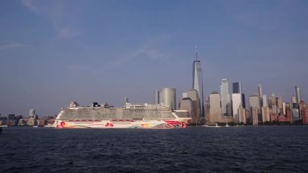 Νέα Υόρκη Ηπα Ιουνίου 2023 Κρουαζιερόπλοιο Norwegian Joy Sailing Δίπλα — Αρχείο Βίντεο