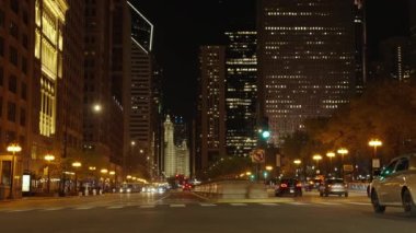 Chicago, ABD - 30 Nisan 2023: Chicago şehrinin varış gecesi yolu ve gökdelenli, yavaş çekim.