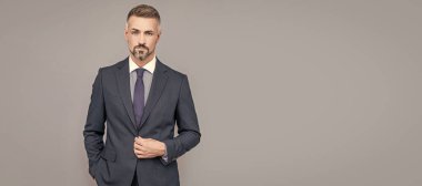 İş adamı kılığındaki karizmatik iş adamı, karizma. İnsan yüzü portresi, kopyalama alanı olan pankart
