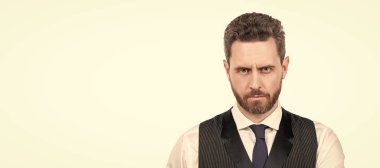 İnsan yüzü portresi, fotokopi alanı olan pankart. İngiliz anahtarı olan girişimci beyaza izole edilmiş. Kendinden emin bir iş adamı.