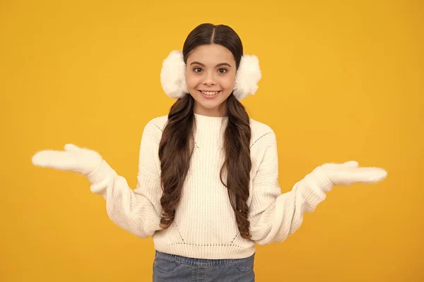 現代の10代の少女は セーターと冬の暖かい耳を着て孤立した黄色の背景にフラップ 幸せな顔 正と笑顔の感情のティーンエイジャーの女の子 — ストック写真