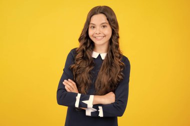 Ergenlik çağındaki tatlı bir kız vesikalığı. İzole edilmiş arka planda çocuk portresi. Güzel ergen yüzü