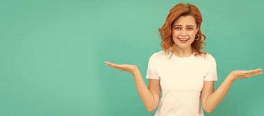 İzole edilmiş yüz portresi, fotokopi alanı olan pankart. Seçim yapmak. Kadın manken ürünü sunuyor. Genç kızın güzel görünüşü.