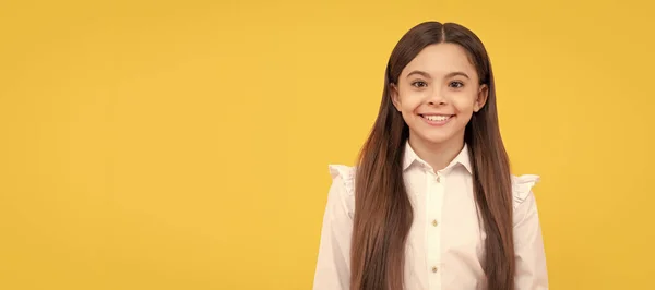 Χαμογελαστή Έφηβη Σχολική Στολή Κίτρινο Φόντο Συναισθήματα Παιδικό Πρόσωπο Οριζόντια — Φωτογραφία Αρχείου