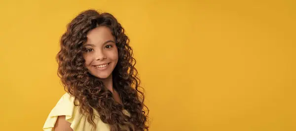 長い巻き毛で完璧な肌の幸せな子供だ 子供の顔 水平ポスター 十代の女の子隔離された肖像画 コピースペースのバナー — ストック写真
