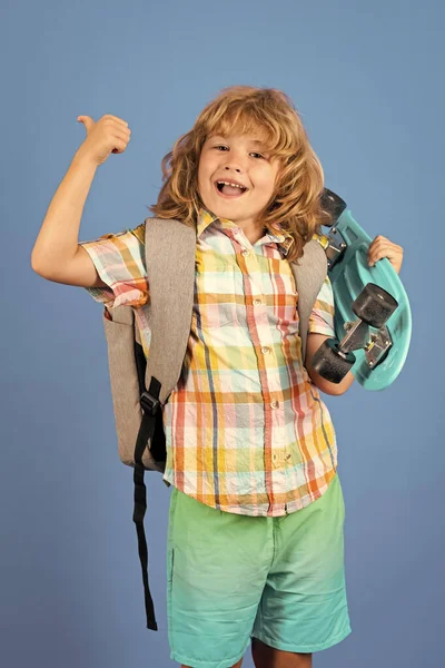 Щасливий Хлопчик Тримає Скейтборд Синьому Фоні Ізольовано Студійний Портрет Модних — стокове фото
