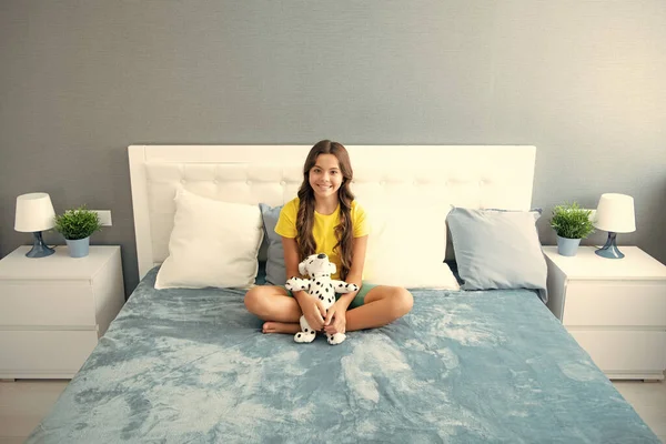 Teenager Kind Tagträumt Träumt Bett Kind Entspannen Schlafzimmer Innenraum Umarmung — Stockfoto