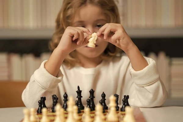 Malý Šachman Hraje Šachy Šachmat Dítě Hraje Šachy Místnosti — Stock fotografie