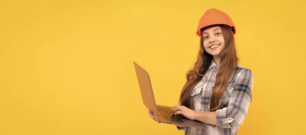 戴着头盔 穿着格子衬衫的快乐少女使用笔记本电脑 在网上接受教育 头盔水平招贴画设计中的儿童建设者 横幅头 复制空间 — 图库照片