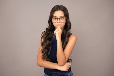 Düşünceli ergen çocuk düşüncesi, düşünceli çocuk fikri. Meraklı çocuk plan yapmayı düşünüyor. Düşünen yüz, genç kızın düşünceli duyguları.