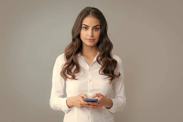 Seriös Affärskvinna Med Smartphone Chatt Sms Koncept Isolerad Över Grå — Stockfoto