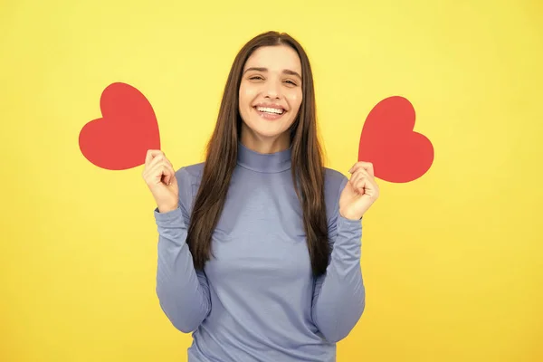 Beautiful Girl Holding Valentines Gift Yellow Background Portrait Young Woman — ストック写真