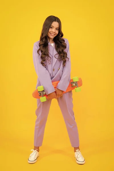 青少年休闲文化 在独立的工作室背景上有滑板的少女穿着时尚服装的青少年 — 图库照片