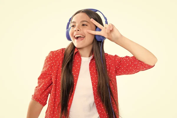 十几岁的孩子用耳机听音乐 女孩通过无线耳机在唱歌 无线耳机附件 充满激情惊讶兴奋的少女画像 — 图库照片