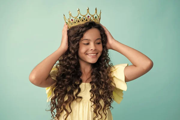 少女公主的孩子庆祝胜利和胜利 太后王冠上的少女快乐的少女 积极的微笑的少女的情感 — 图库照片