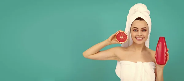Fröhliche Schöne Frau Handtuch Mit Grapefruit Shampoo Flasche Auf Blauem — Stockfoto