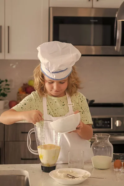 Çocuklar Mutfakta Yemek Pişiriyor Komik Aşçı Çocuk Mutfakta Aşçılık Yapıyor — Stok fotoğraf