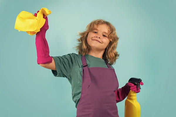子供のクリーニング 概念の成長 家族関係の肖像 家事と家庭清掃の概念 子供は掃除にダスターと手袋を使用します スタジオ隔離された背景 — ストック写真