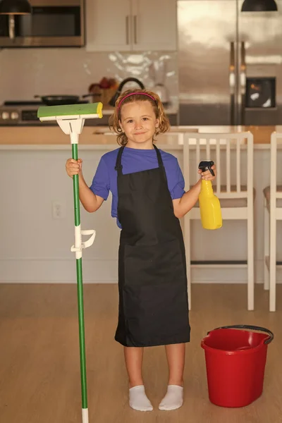 Çocuk Temizlik Için Toz Bezi Eldiven Kullanıyor Komik Çocuk Paspas — Stok fotoğraf