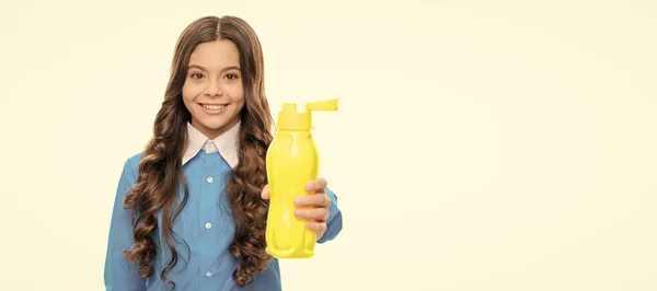 Glückliche Mädchen Geben Gelbe Plastikflasche Flüssigkeitszufuhr Holen Sie Sich Feuchtigkeit — Stockfoto