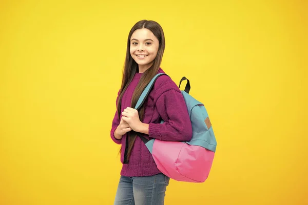 Uczennica Szkolnym Mundurze Torbą Szkolną Uczennica Nastolatka Trzymać Plecak Żółtym — Zdjęcie stockowe