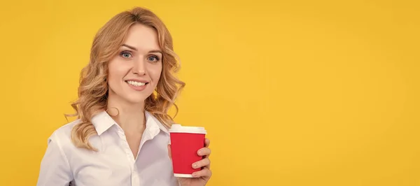 Lystig Blond Kvinne Med Kaffekopp Gul Bakgrunn Kvinne Isolert Ansiktportrett – stockfoto