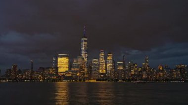 Manhattan New York Şehri, New York. New York Manhattan 'da hava karardığında zaman turu başlar. New York 'un Aşağı Manhattan Finansal Bölgesi Hudson Nehri' nde Timelapse Sunset. New York 'tan sevgilerle..