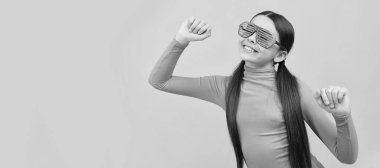 Gözlüklü dans eden çocuk. Moda aksesuarı. Deliriyor. pozitif duygular. çocukluk mutluluğu. Çocuk yüzü, yatay poster, izole edilmiş genç kız portresi, fotokopi alanı olan pankart