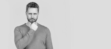 İnsan yüzü portresi, fotokopi alanı olan pankart. Benim tarzım. Erkek modası. Tıraşsız, kıllı ve bıyıklı adam. Kendine güvenen olgun adam