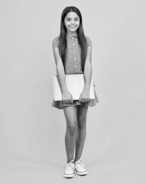 İzole edilmiş stüdyo geçmişine sahip dizüstü bilgisayarı olan öğrenci kız. Çevrimiçi webinar video, laptop, elearning ders, pc bilgisayar çağrısı