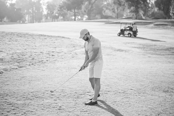 Barbudo Homem Jogar Golfe Jogo Grama Verde Hobby — Fotografia de Stock