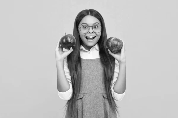 Дівчинка Підліток Яблуком Ізольований Портрет — стокове фото