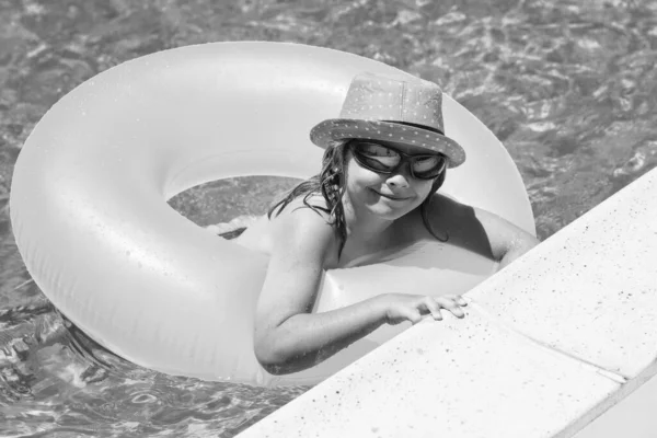 Дитина Басейні Надувному Кільці Дитина Плаває Апельсиновим Плином Дитячий Пляж — стокове фото