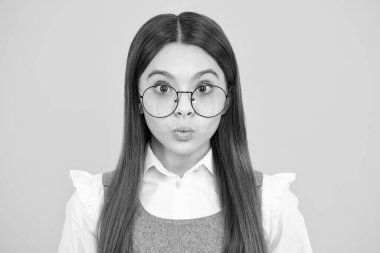 Beklenmedik haberlere şaşırmış ve şok olmuş duygusal küçük bir kızın stüdyo çekimi. Komik genç kız suratı.