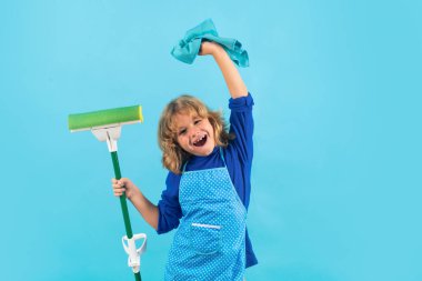 Çocuk ev işi yapıyor. Ev işlerine yardım eden, evi temizleyen çocuk portresi. Oda servisi, ev işleri.