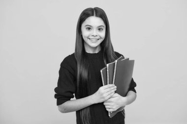 Kitaplarla izole edilmiş stüdyo geçmişi olan liseli kız.