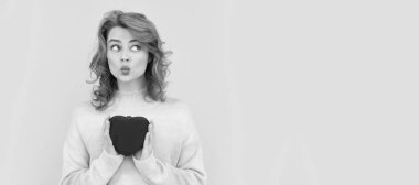 İzole edilmiş yüz portresi, fotokopi alanı olan pankart. Sarı arka planda kırmızı kalpli komik kızıl kız. Sevgililer Günü