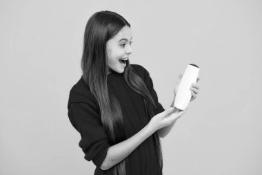 Heyecanlı bir yüz. Şampuan kremi kullanan bir çocuk. Günlük kozmetik bakım. 12, 13, 14 yaşlarındaki ergen çocuğun elinde saç ve cilt bakımı şişesi var. Güzellik sağlığı ve kozmetik ürünleri. Şaşırtıcı bir ifade, neşeli ve