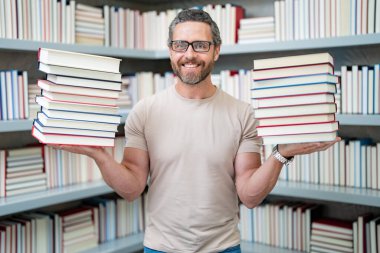 Öğretmenler eşcinsel. Komik öğretmen okulda bir sürü kitap tutuyor. Okulda kitapları olan çılgın bir öğretmen. Okul kitaplığındaki heyecanlı öğretmen. Öğretmen.